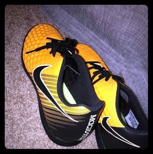 Nike Mens MAGISTAX OLA II IC, LASER ORANGE/BLACK-W